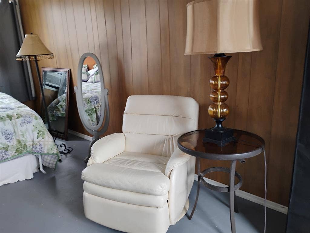 FURNISHED ROOM W/PRIVATE ENTRANCE