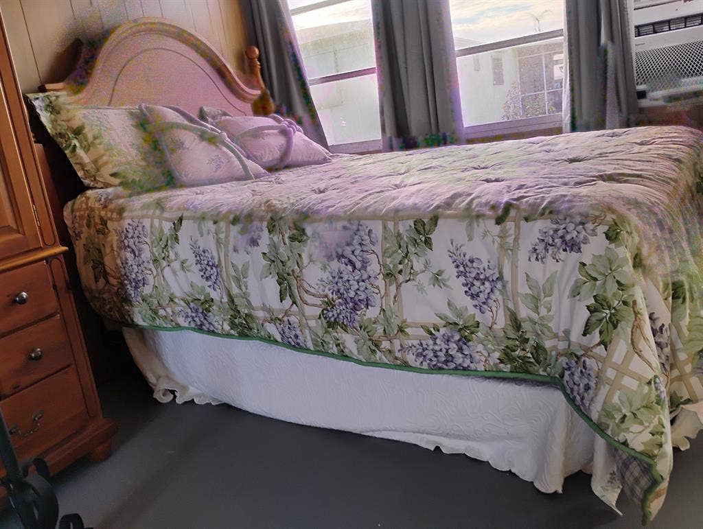 FURNISHED ROOM W/PRIVATE ENTRANCE