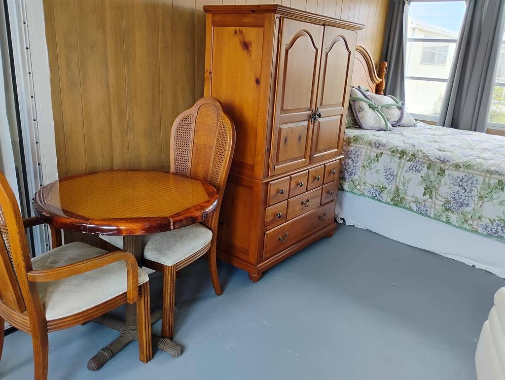 FURNISHED ROOM W/PRIVATE ENTRANCE