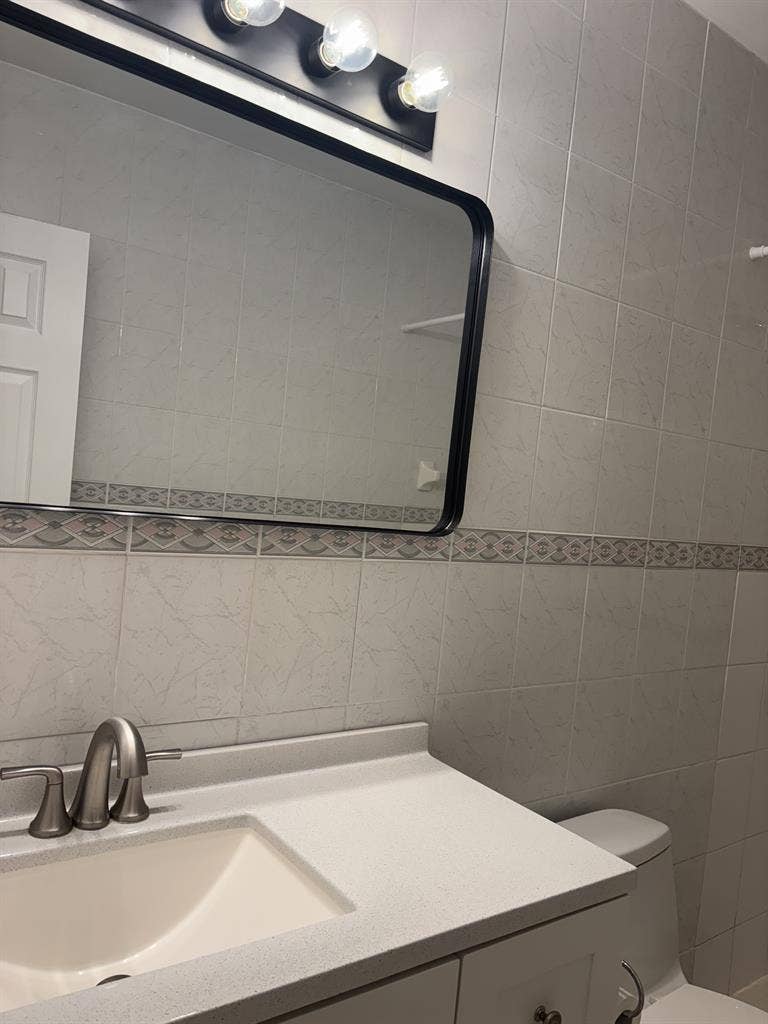 Available Now! 2/1 Duplex