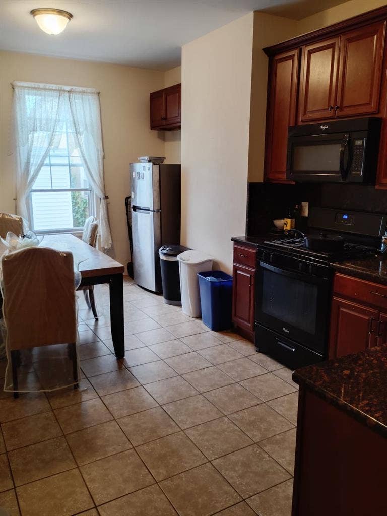 ROOM AVAILABLE IN SPACIOUS JC APT