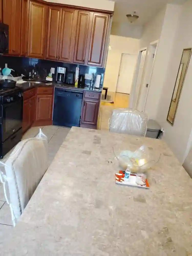 ROOM AVAILABLE IN SPACIOUS JC APT