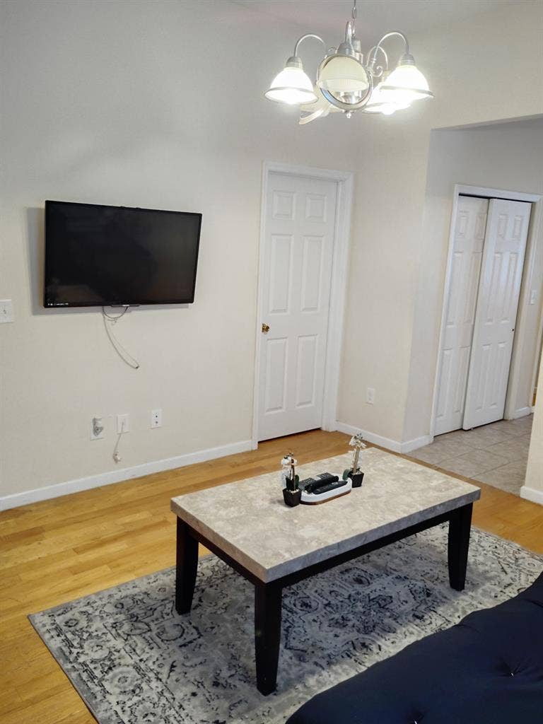 ROOM AVAILABLE IN SPACIOUS JC APT