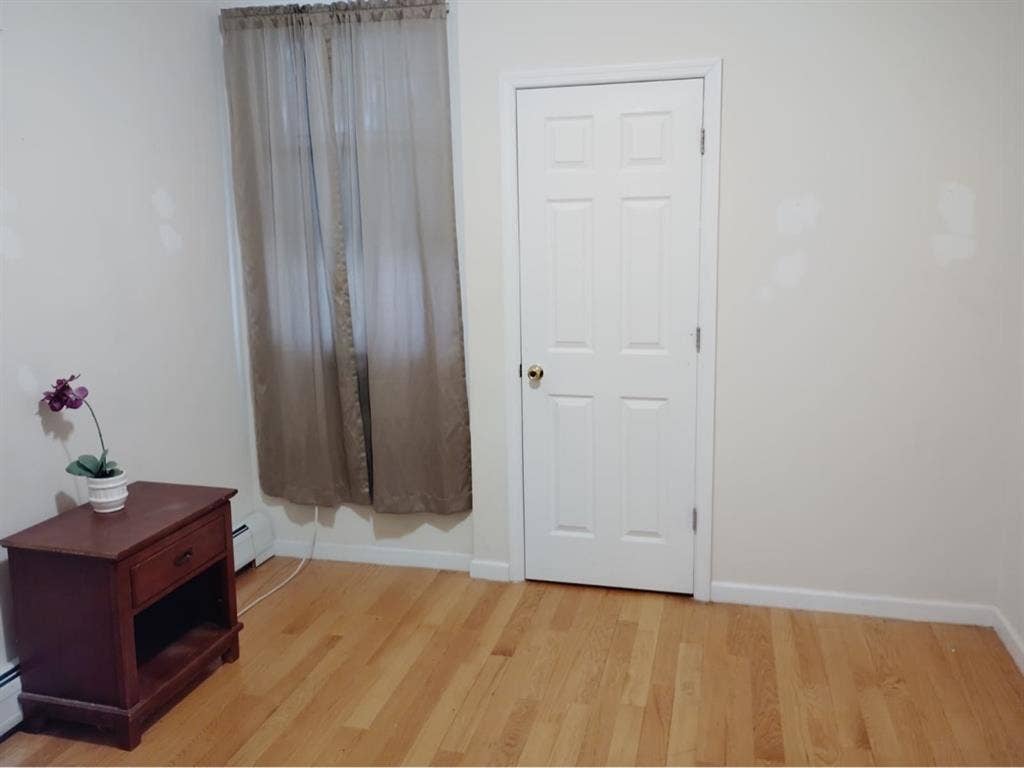 ROOM AVAILABLE IN SPACIOUS JC APT