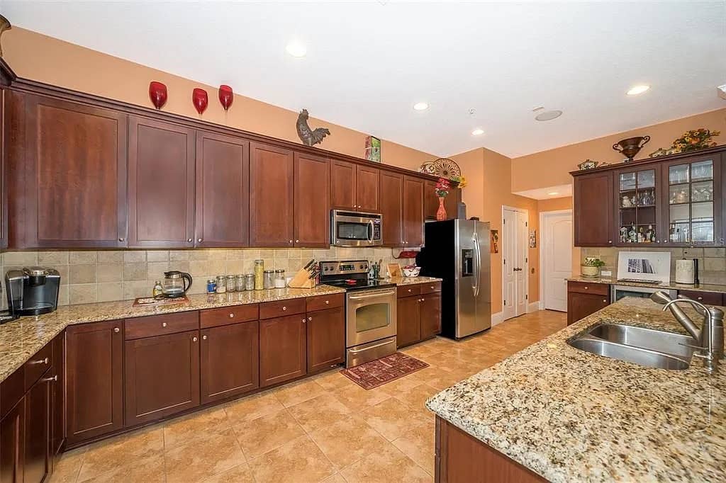 Share a Baldwin Park Home on Pond!