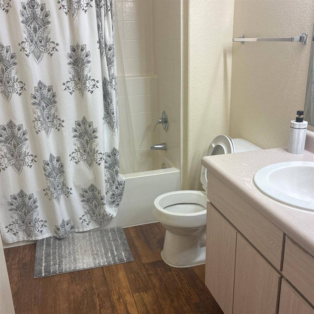 Room for rent in a 2x2 apartment e