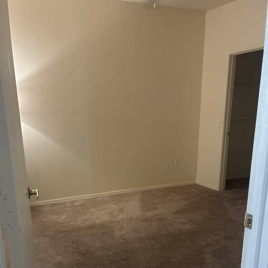 Room for rent in a 2x2 apartment e