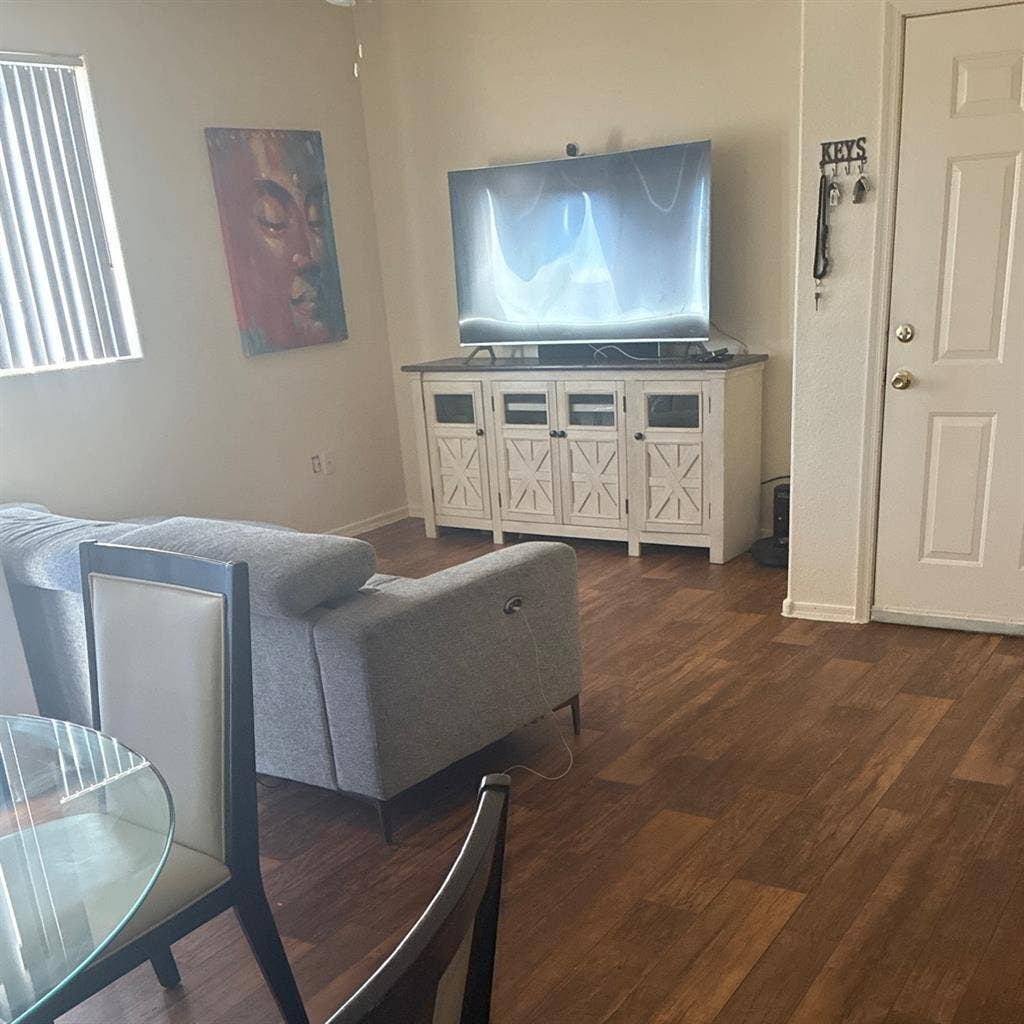 Room for rent in a 2x2 apartment e