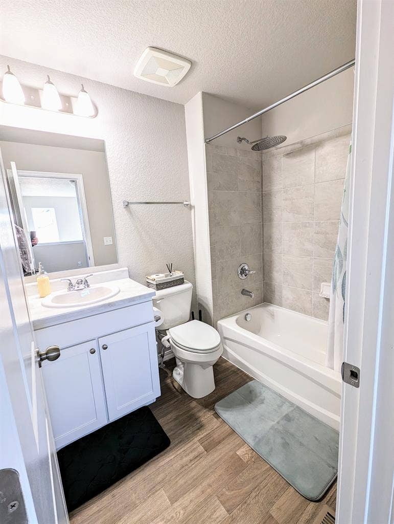 Private Room and Bath in New Home