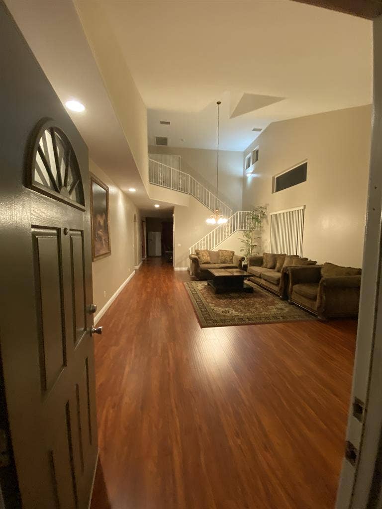 🏡 Furnished Rooms in Canoga Park