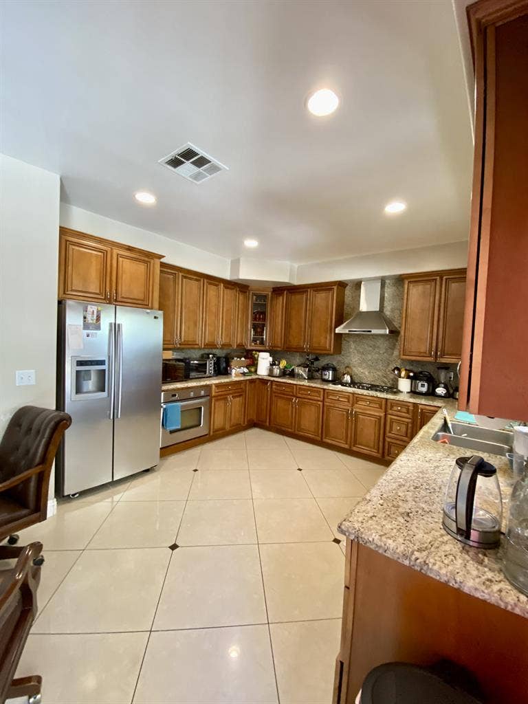 🏡 Furnished Rooms in Canoga Park