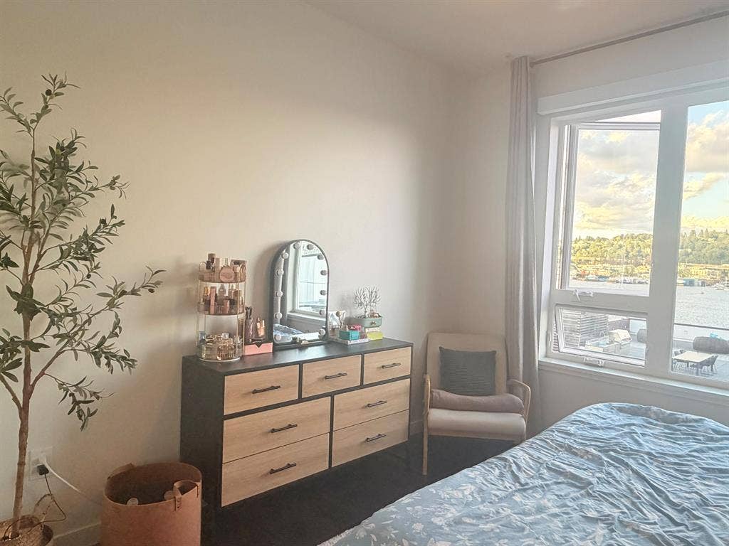 Sublease 2B2B Lake Front Unit