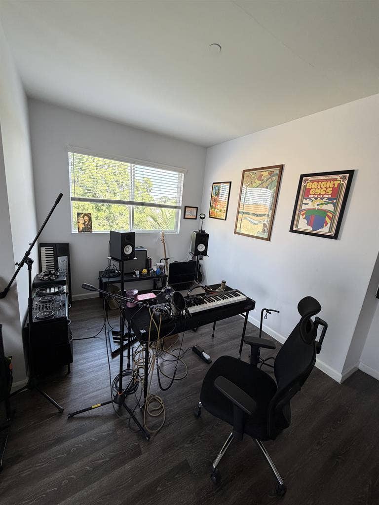 Room for Rent w/ Shared Bath 91343