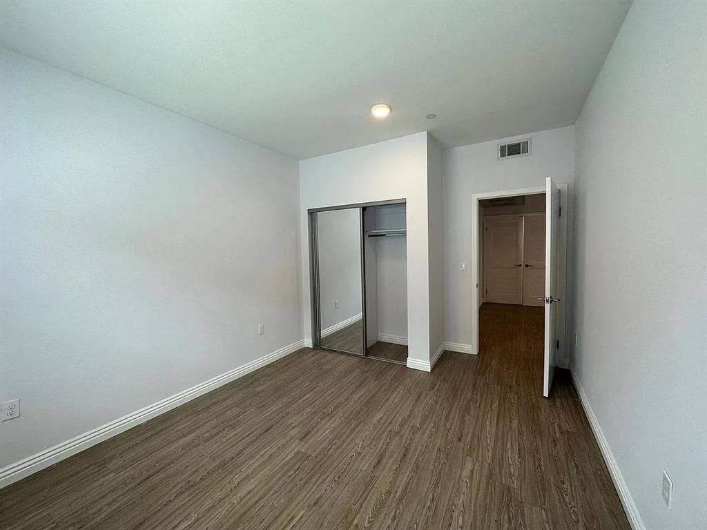 Room for Rent w/ Shared Bath 91343