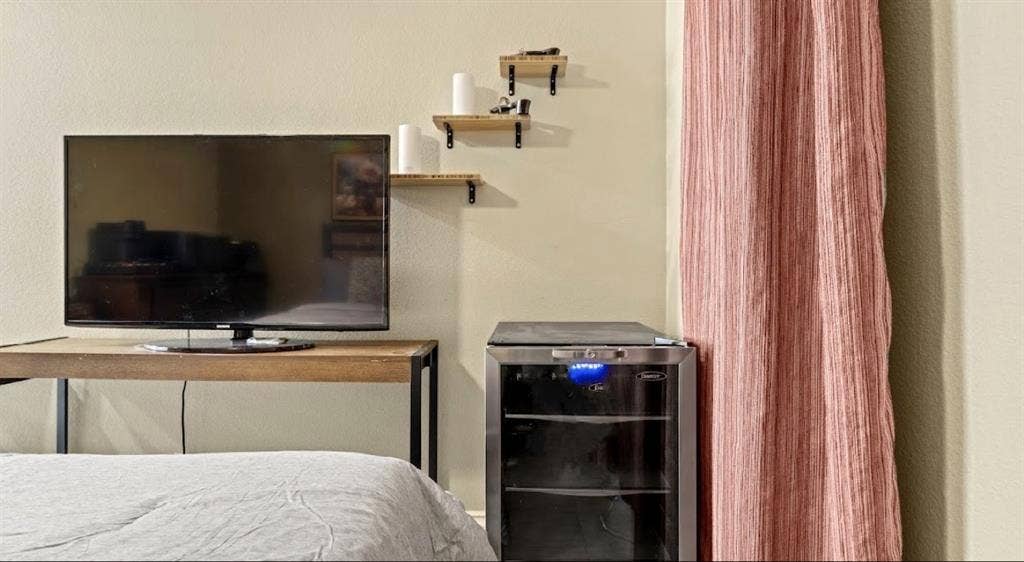 CHARMING FULLY FURNISHED STUDIO