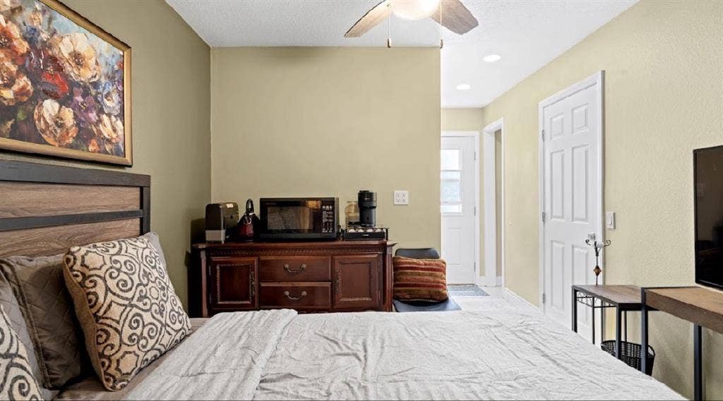 CHARMING FULLY FURNISHED STUDIO