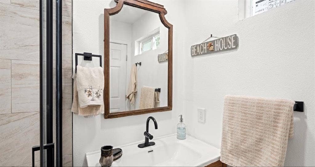 CHARMING FULLY FURNISHED STUDIO