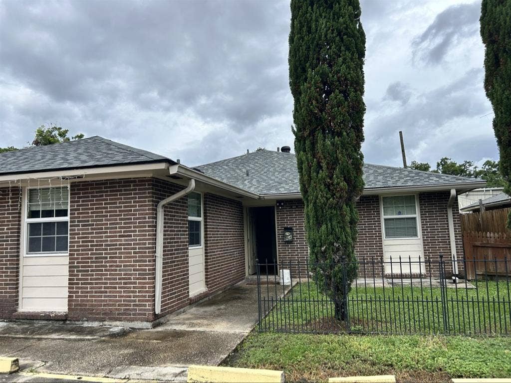 Looking for a clean roommate