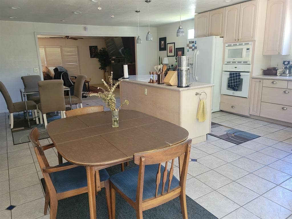 Looking for male roommate