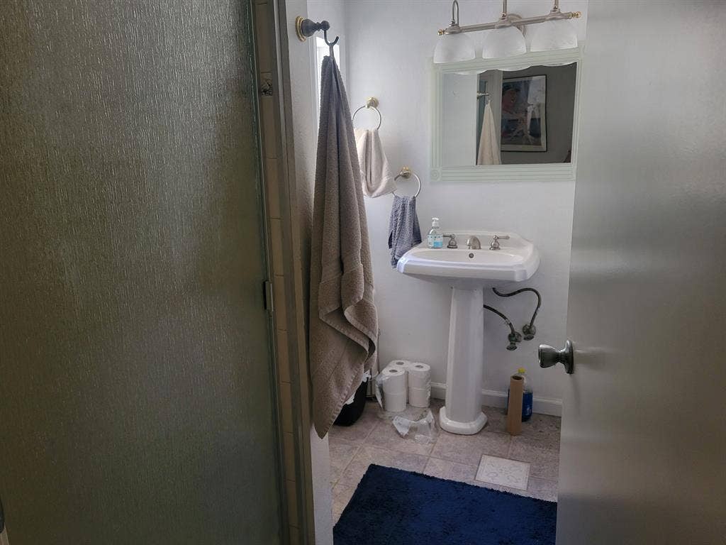 Looking for male roommate