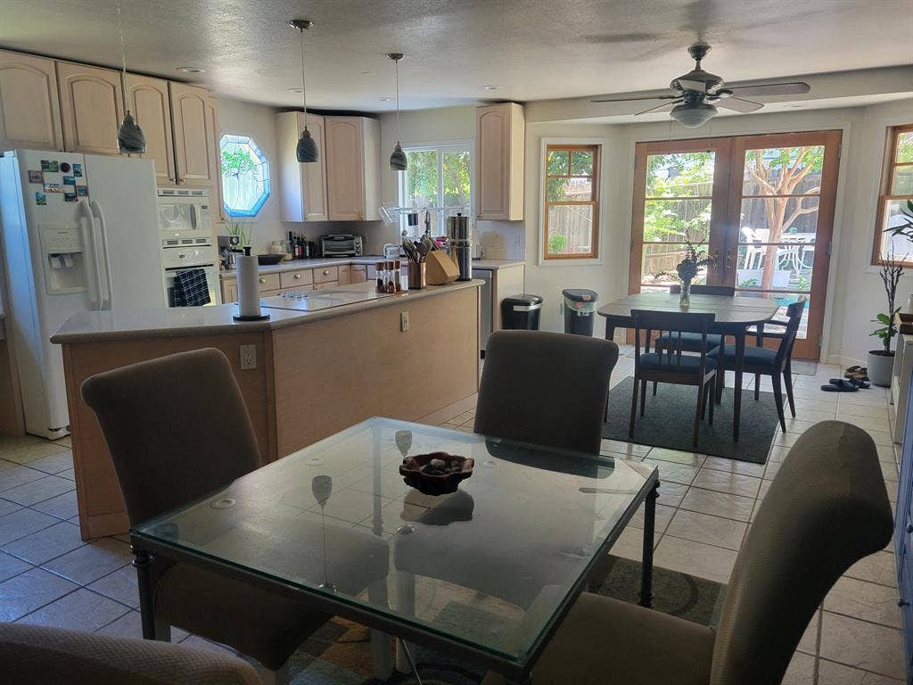 Looking for male roommate