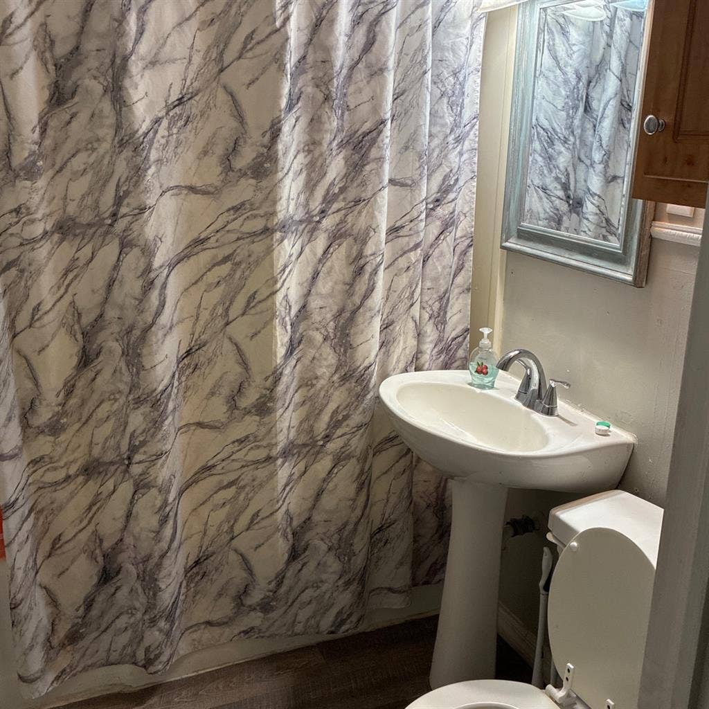 Cute midtown 3/1 home. Quiet!