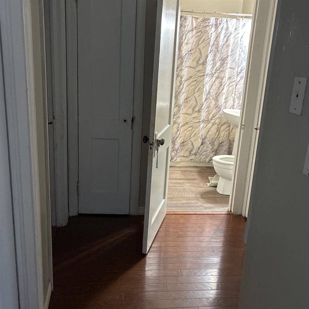 Cute midtown 3/1 home. Quiet!