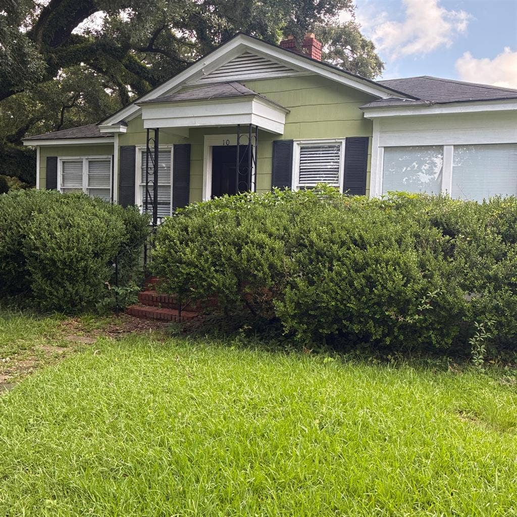 Cute midtown 3/1 home. Quiet!