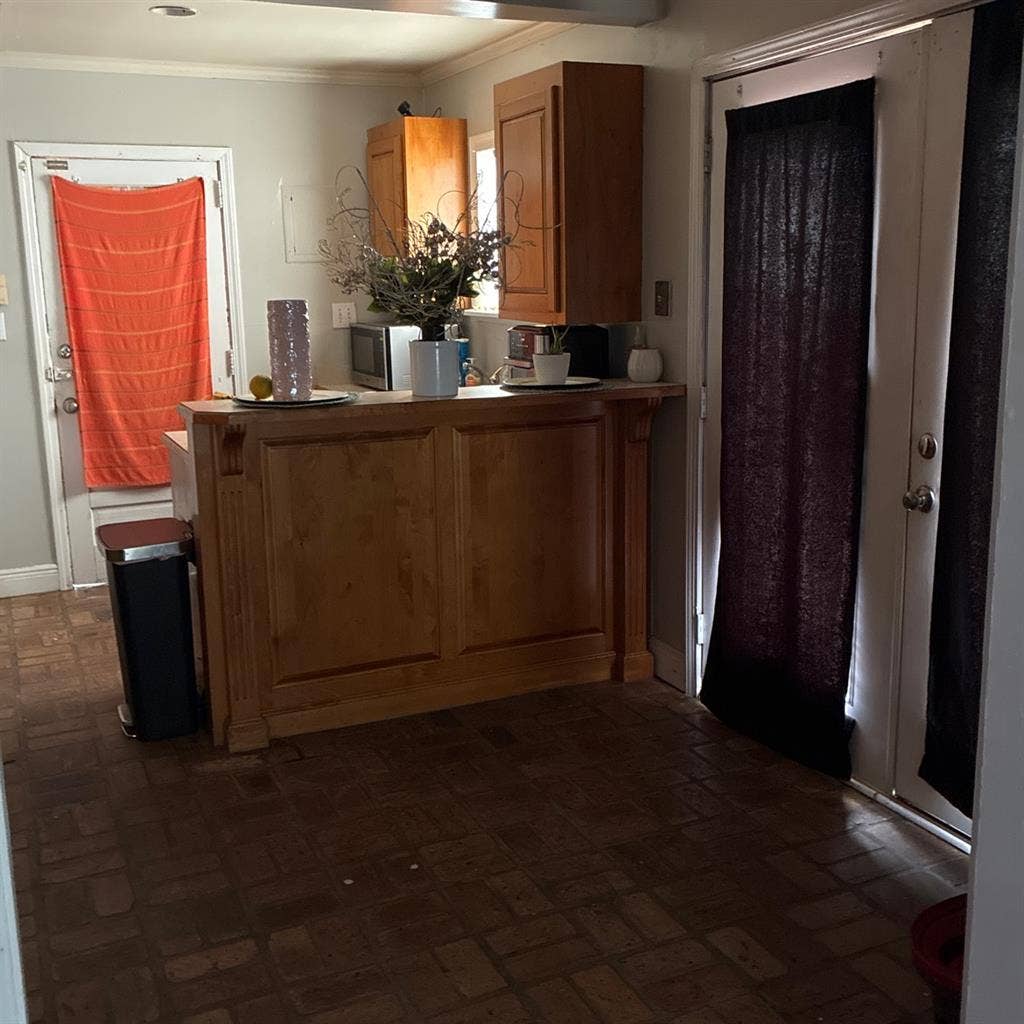 Cute midtown 3/1 home. Quiet!