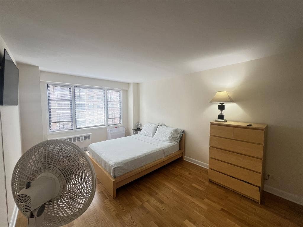 Look for short term roommate
