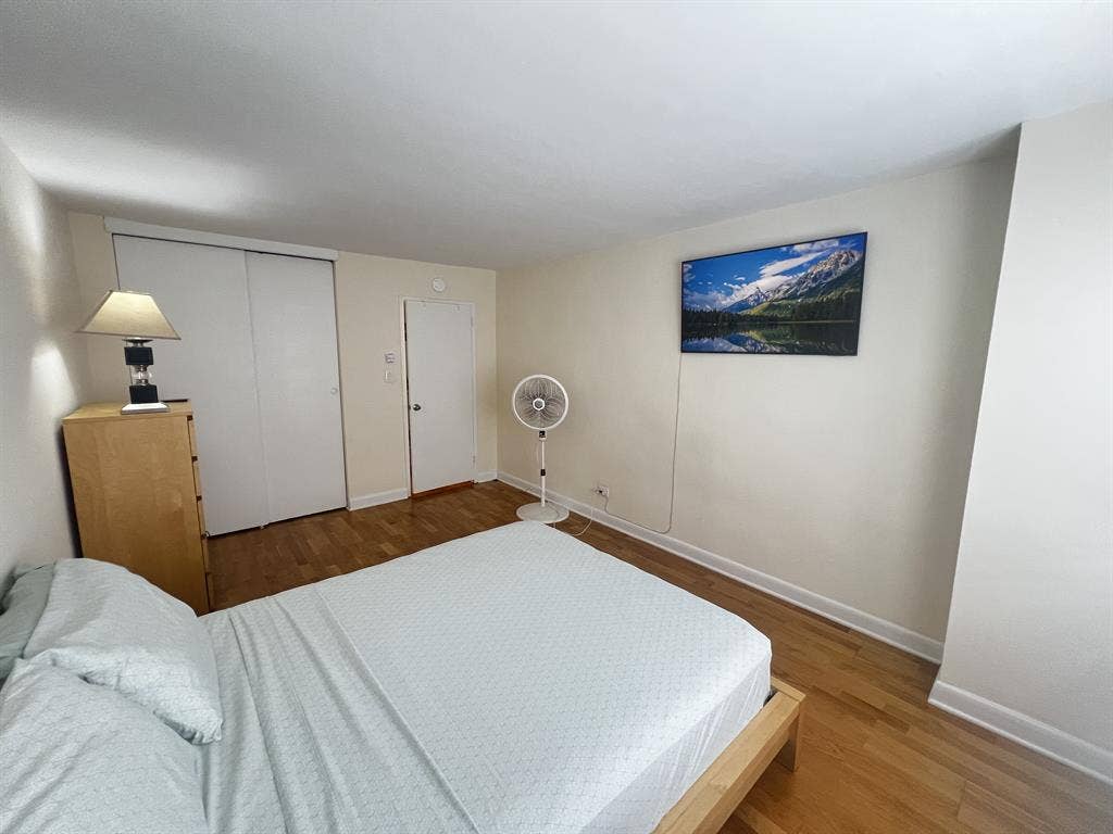 Look for short term roommate