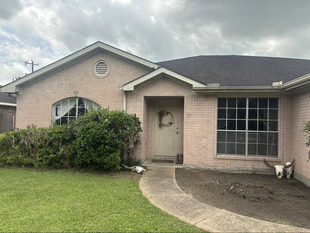 4 bed 2 bath housee