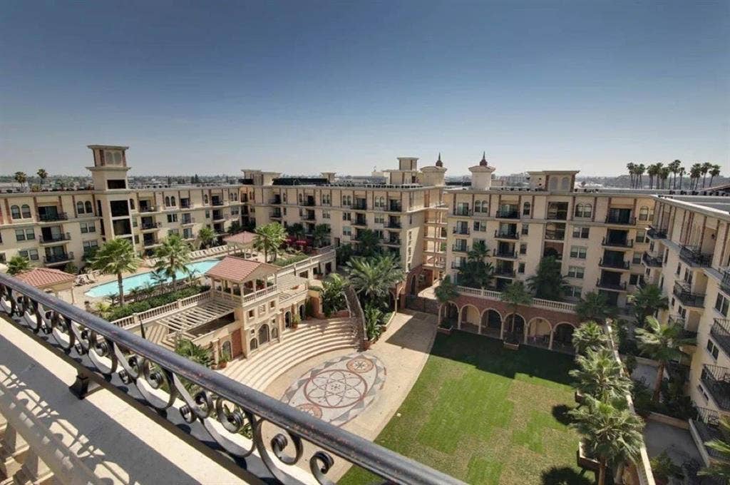 Lorenzo Apartments.