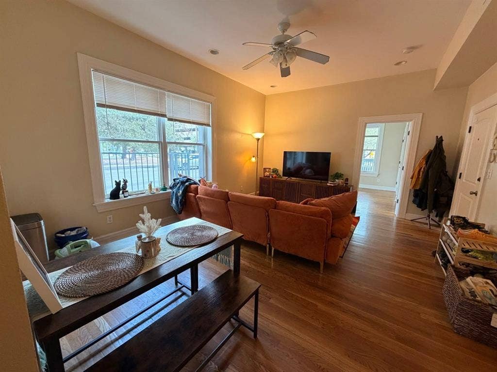 $800 2x2 apt one block from UA!