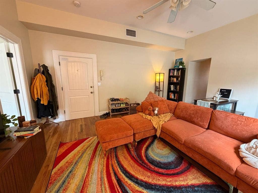 $800 2x2 apt one block from UA!