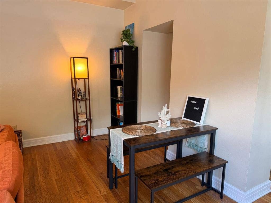 $800 2x2 apt one block from UA!
