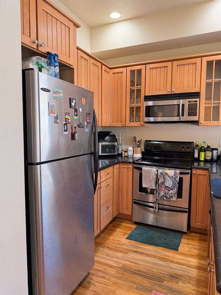 $800 2x2 apt one block from UA!