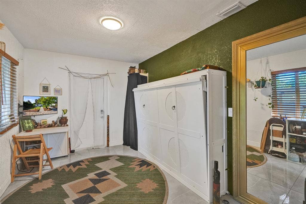 Spacious Room in North Miami Beach
