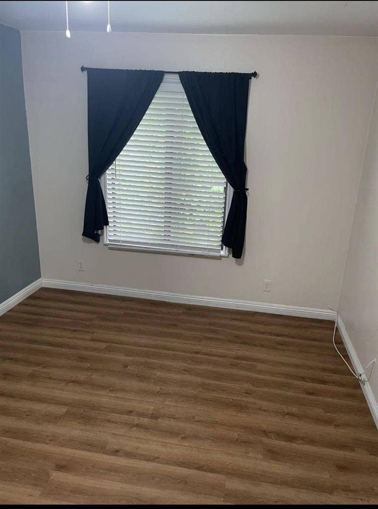 Looking for a female roommate