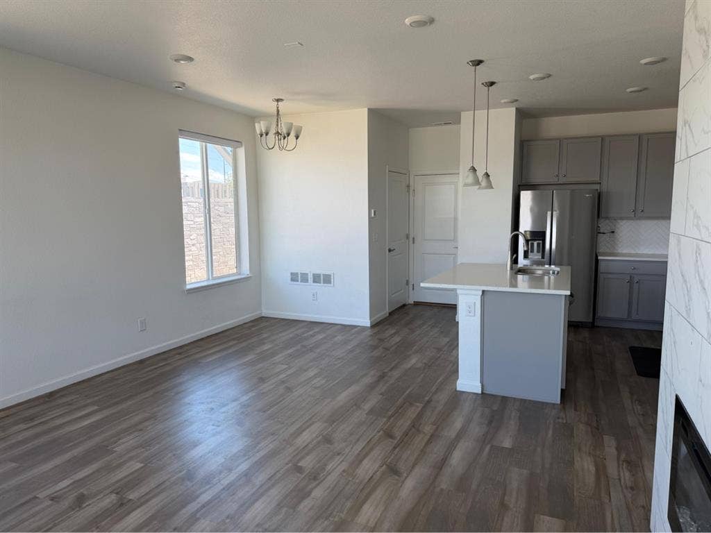 Room for rent in new townhouse