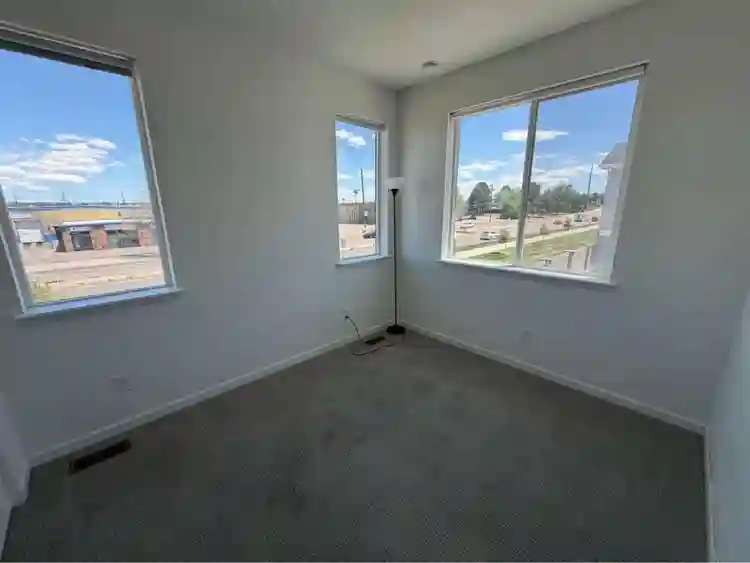 Room for rent in new townhouse