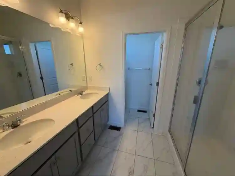 Room for rent in new townhouse