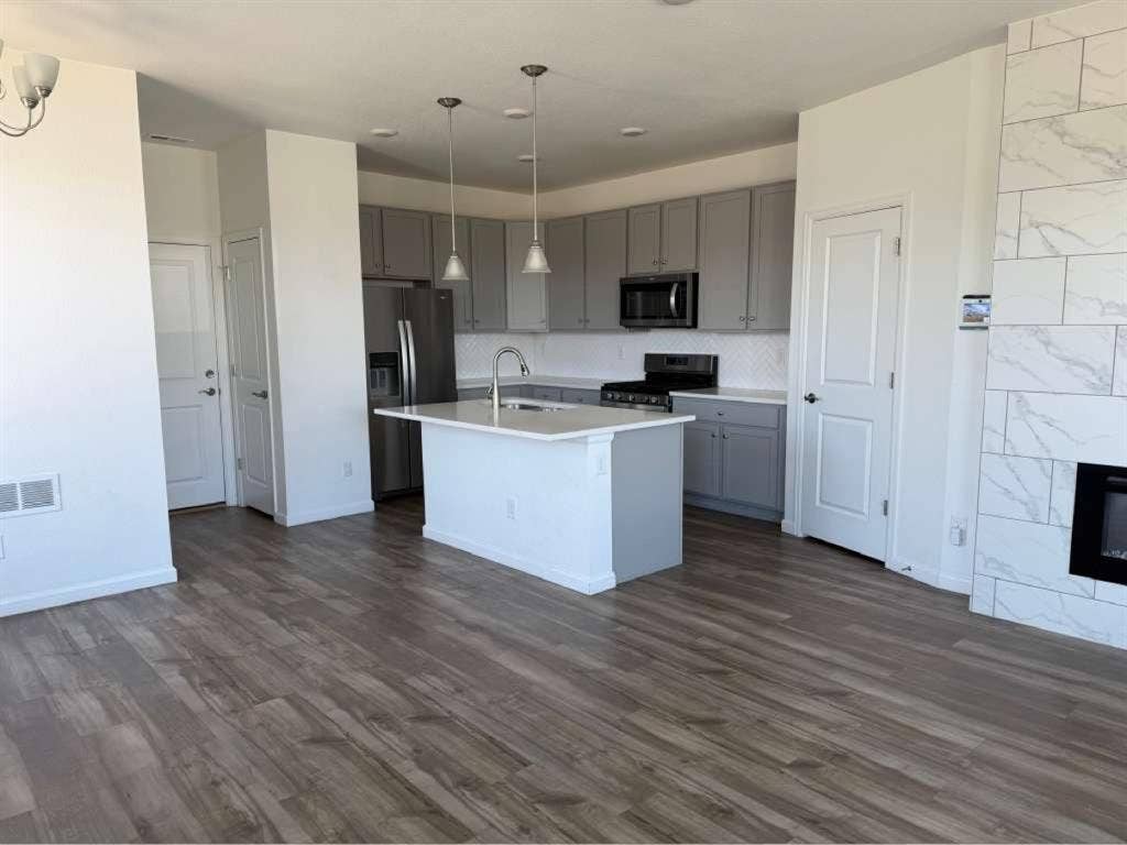 Room for rent in new townhouse