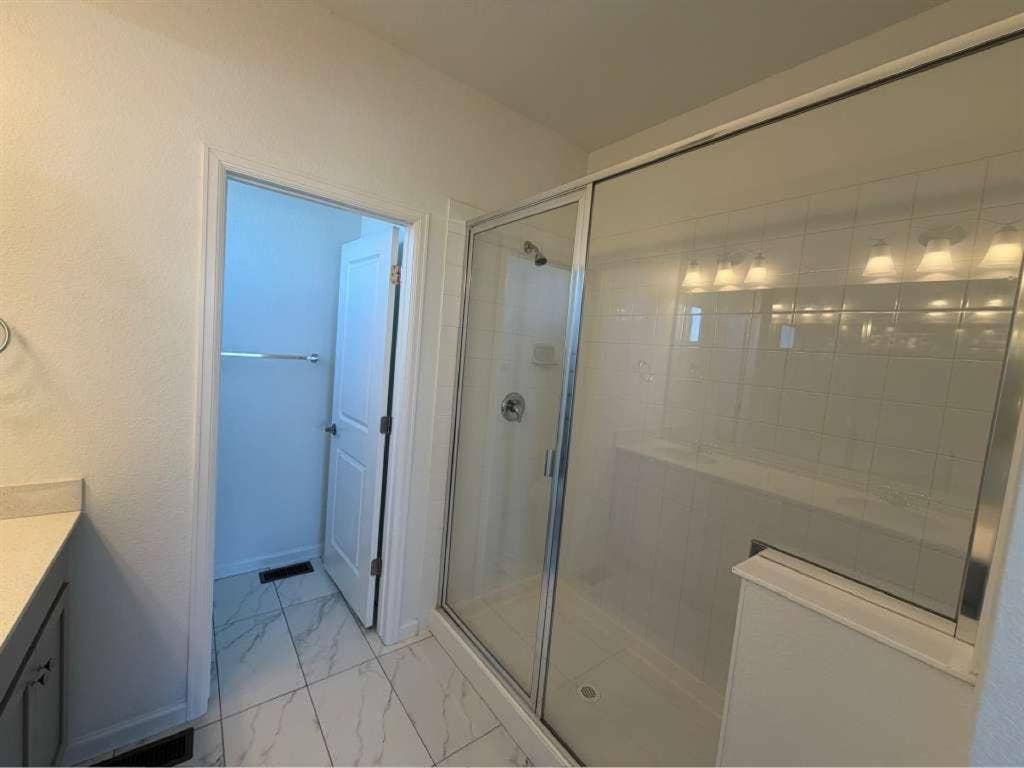 Room for rent in new townhouse