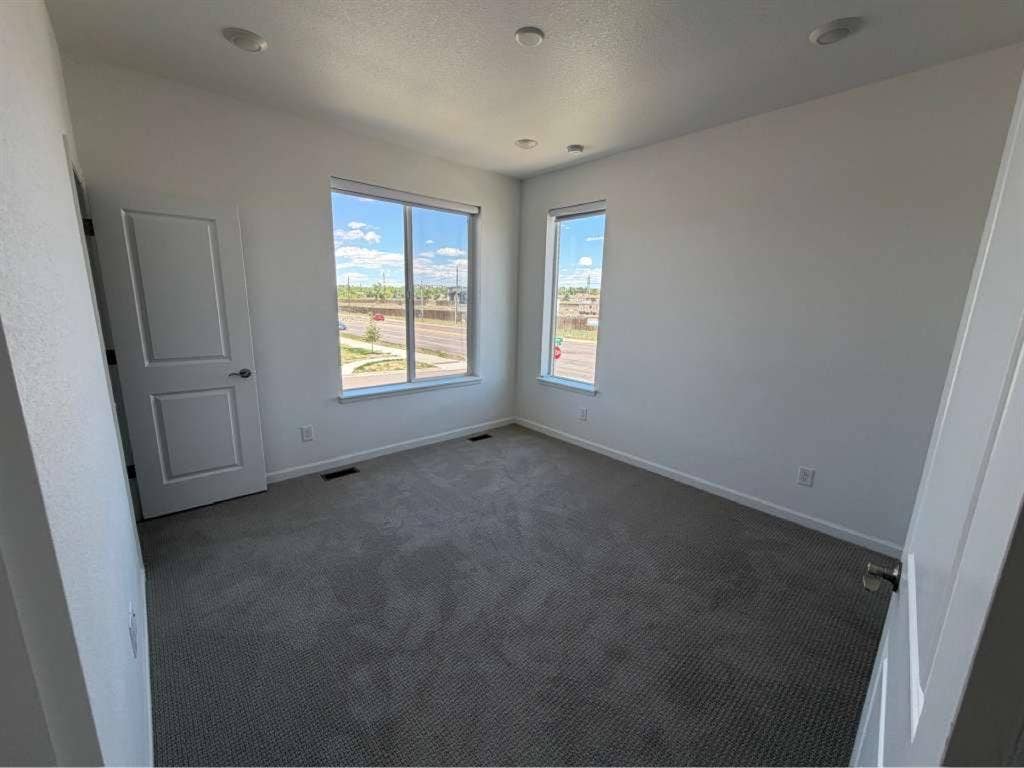 Room for rent in new townhouse