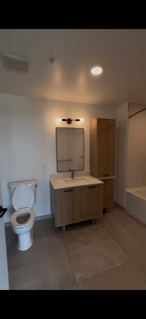 Apartment 5 Min Walk from Hill