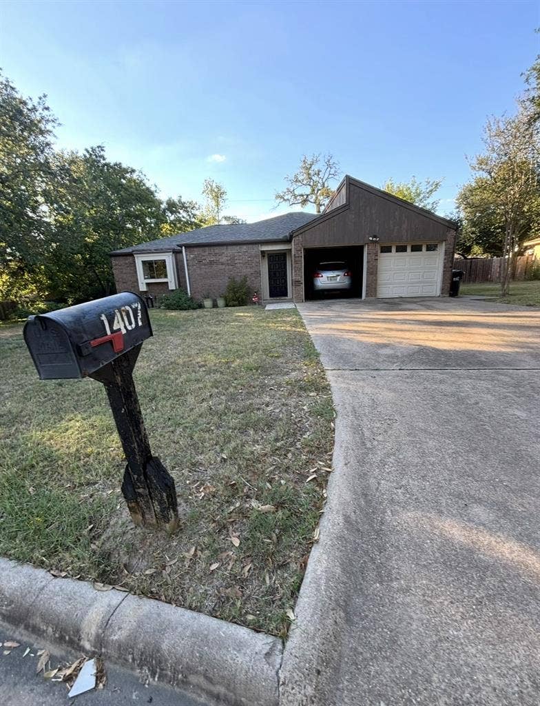 Looking for a third roommate!