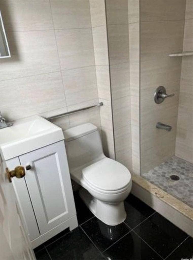 master bedroom attached bathroom
