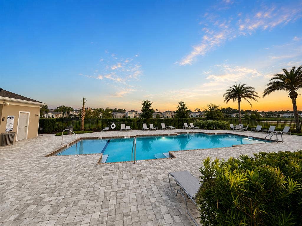 ROOM AVAILABLE – Apopka (32712)