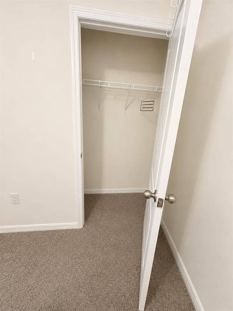 ROOM AVAILABLE – Apopka (32712)